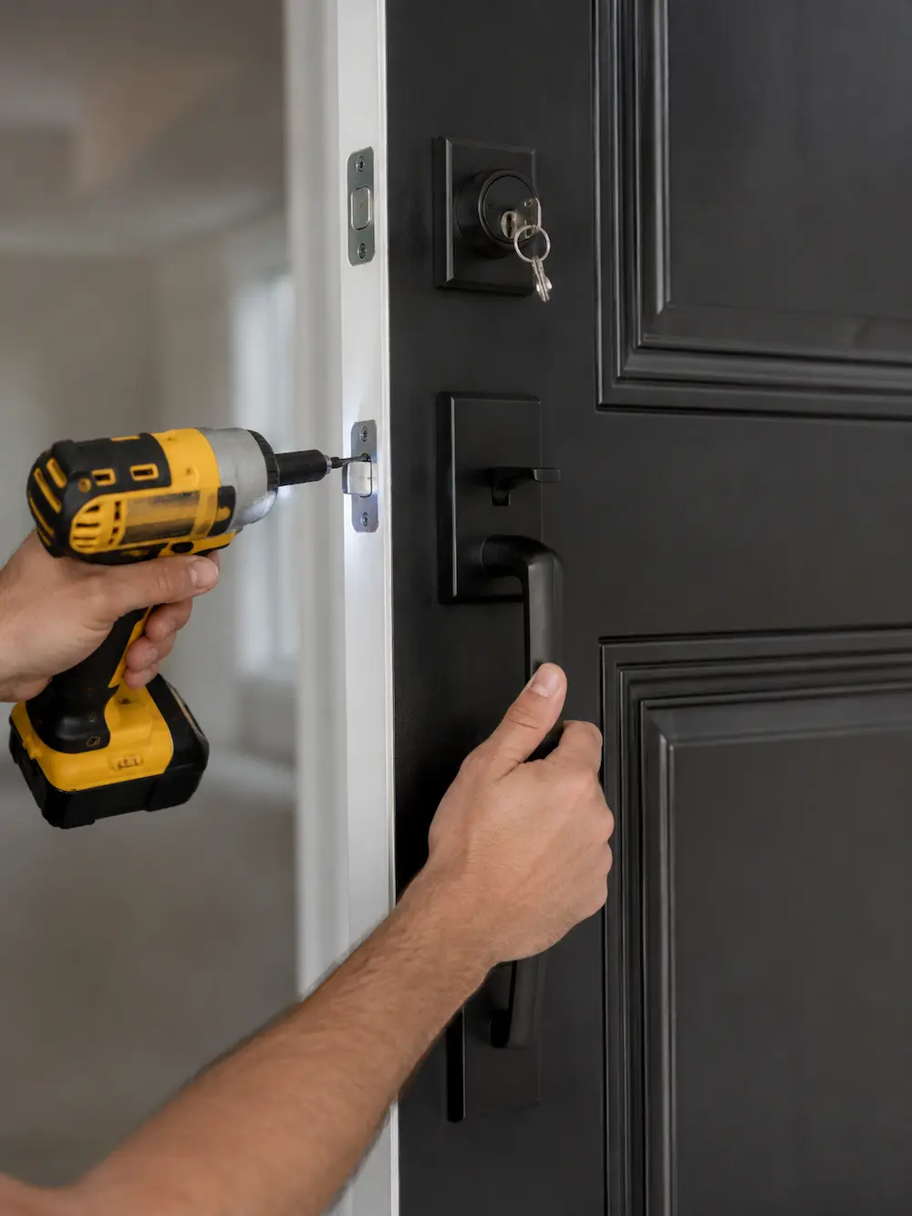 Réparation en direct sur une porte vandalisée