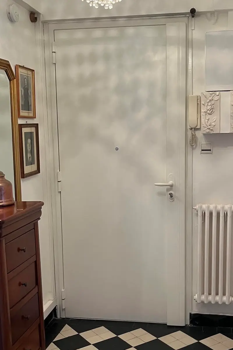 Détail intérieur et ferrure de la porte blindée
