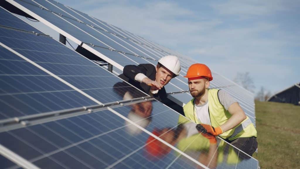 Qui peut installer les panneaux photovoltaïques ?