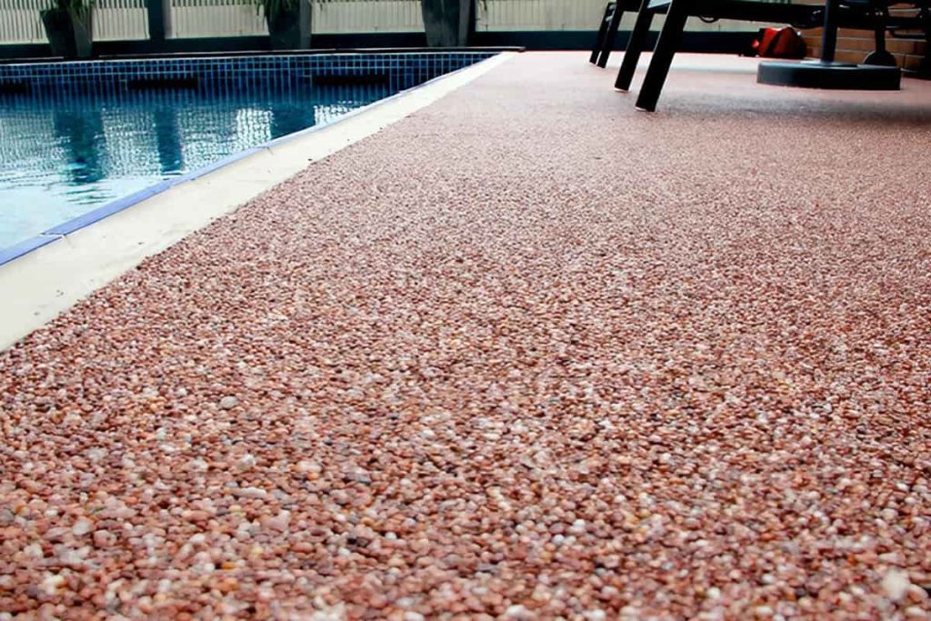 moquette de pierre autour de la piscine