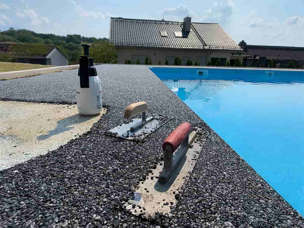 réalisation moquette de pierre autour de la piscine