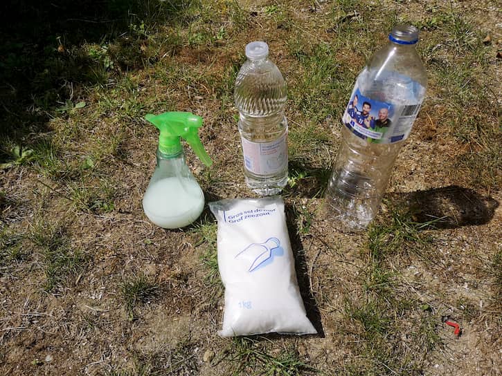 mélange-vinaigre-blanc-gros-sel-eau-desherbant-naturel