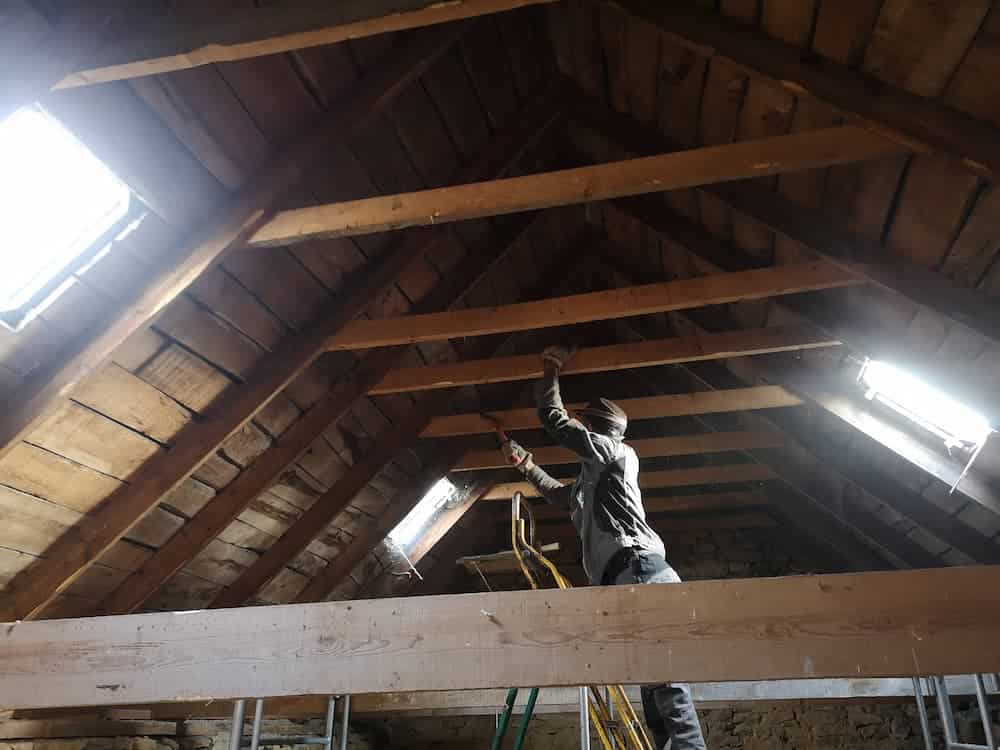 traitement de charpente curatif : les préparatifs des bois avant pulvérisation